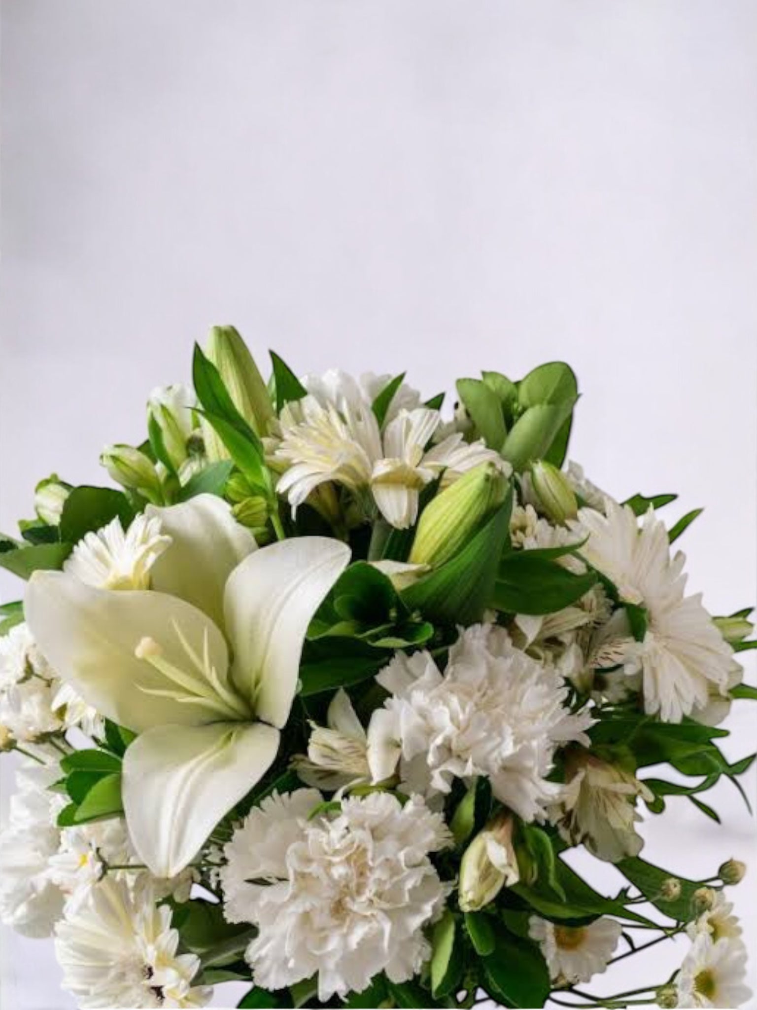 Arranjo de Lírios e Flores do Campo Branco